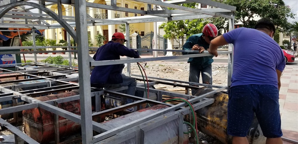 Ban đầu, công trình nhà “kết đôi sinh sản” của đàn thiên nga làm bằng phi sắt, nhưng loại phi này nổi hơn trên mặt nước, độ bền không cao nên được thay thế bằng phi nhựa. Ảnh: Giang Chinh