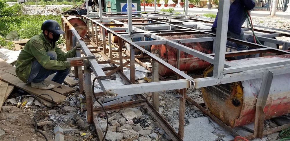 Ban đầu, công trình nhà “kết đôi sinh sản” của đàn thiên nga làm bằng phi sắt, nhưng loại phi này nổi hơn trên mặt nước, độ bền không cao nên được thay thế bằng phi nhựa. Ảnh: Giang Chinh