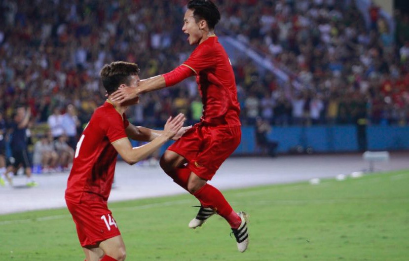 Phút thứ 14 trận giao hữu giữa U23 Việt Nam gặp U23 Myanmar, bắt nguồn từ quả phạt góc bên cánh phải, bóng lập bập vào đúng chân Triệu Việt Hưng. Cú đá chìm hiểm hóc đi qua rừng chân cầu thủ U23 Myanmar trở thành bàn mở tỉ số.