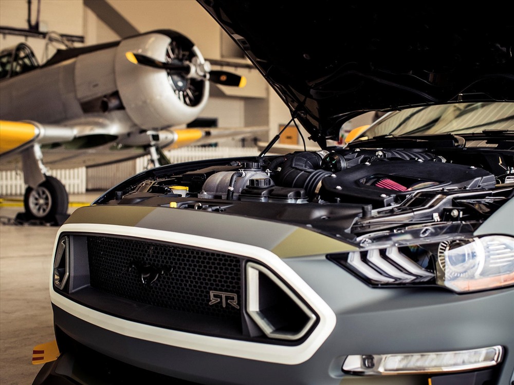 Động cơ và họa tiết của xe. Ảnh: Carbuzz