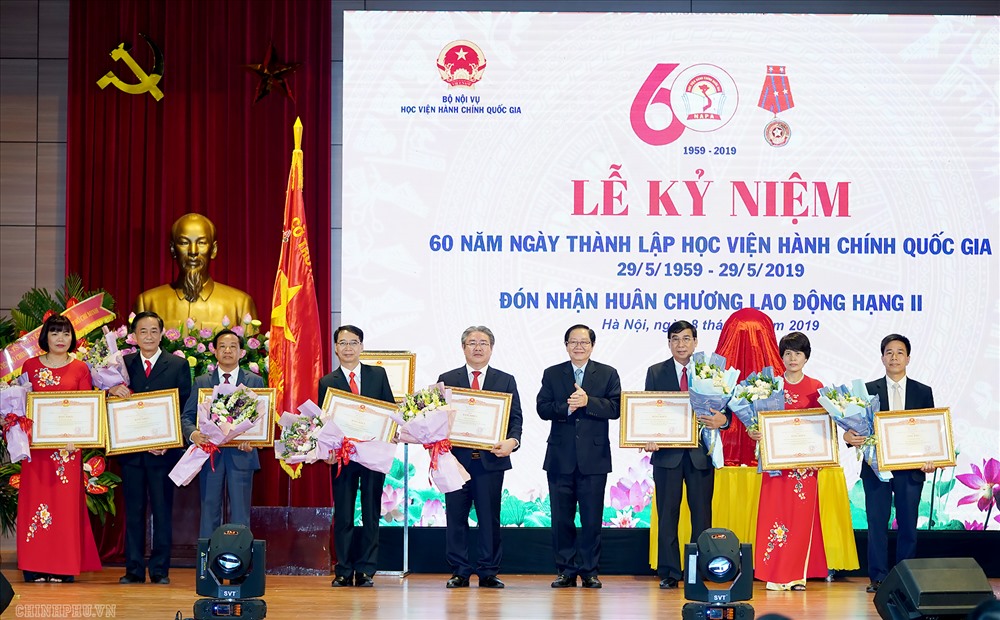 Các tập thể, cá nhân xuất sắc của Học viện Hành chính quốc gia nhận Bằng khen của Thủ tướng. Ảnh: VGP/Quang Hiếu