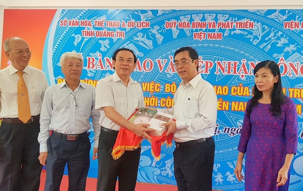 Lãnh đạo tỉnh Quảng Trị nhận các kỷ vật của bà Nguyễn Thị Bình, nguyên Phó Chủ tịch nước Cộng hòa xã hội chủ nghĩa Việt Nam, nguyên Bộ trưởng Bộ Ngoại giao Chính phủ Cách mạng lâm thời Cộng hòa miền Nam Việt Nam gửi tặng. Ảnh: HT.