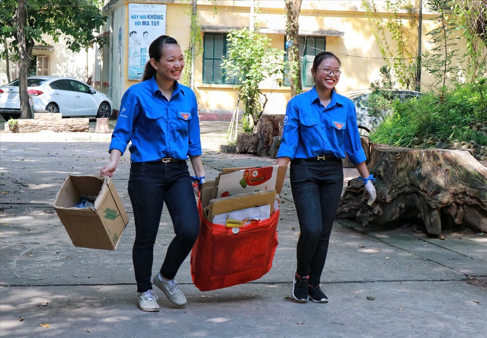 Các bạn trẻ hào hứng tham gia và hưởng ứng sau chiến dịch bằng hành động thu gom rác thải nhựa.