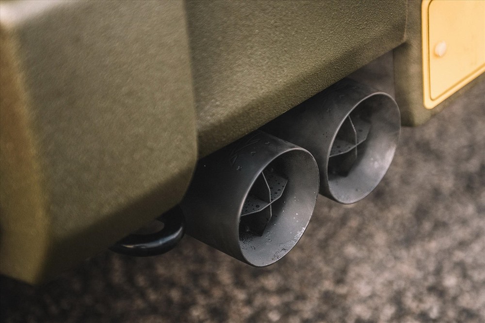 Nhà thiết kế cũng không quên điều chỉnh lại các chi tiết nhỏ trên xe. Ảnh: Carbuzz