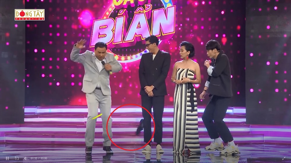 MC Quyền Linh bị nghệ sĩ Chí Tài ném giày vào người. Ảnh cắt từ clip