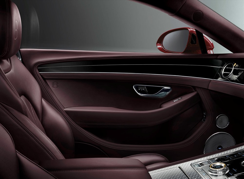 Một số chi tiết bên trong xe. Ảnh: Carbuzz