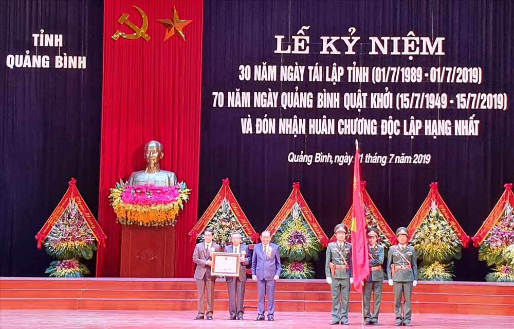 Phó Thủ tướng Thường trực Chính Phủ Trương Hòa Bình trao Huân chương Độc lập hạng Nhất cho Đảng bộ, chính quyền và nhân dân tỉnh Quảng Bình. Ảnh: Lê Phi Long