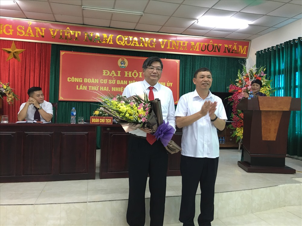 Đồng chí Phạm Bá Lung - Ủy viên Ban Thường vụ Tỉnh ủy, Bí thư Chi bộ, Trưởng Ban Nội chính Tỉnh ủy tặng hoa chúc mừng đại diện Ban Chấp hành CĐCS khóa II, nhiệm kỳ 2019 - 2024. Ảnh: B.N