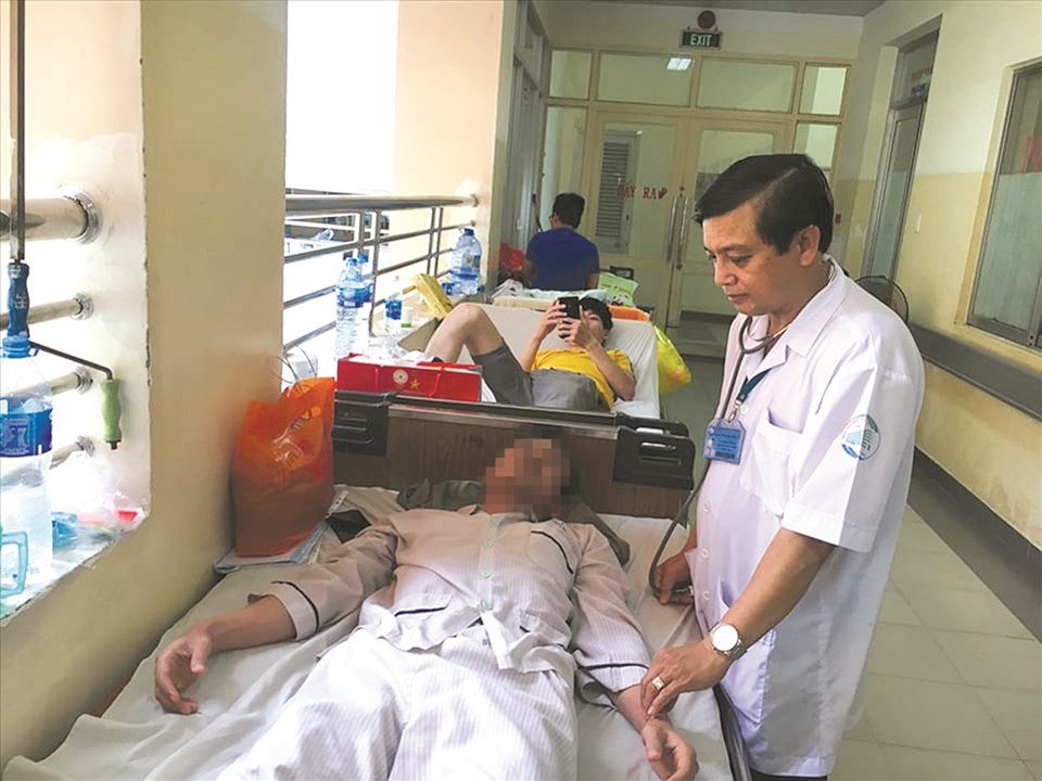 Bác sĩ thăm khám cho một bệnh nhân mắc bệnh SXH. Bác sĩ thăm khám cho một bệnh nhân mắc bệnh SXH.