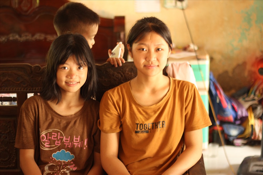 Ngọc Bích và người em của mình. Ảnh: PV.