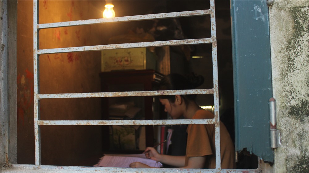 Học thêm là điều xa xỉ mà Bích chưa từng mơ đến. Ảnh: PV