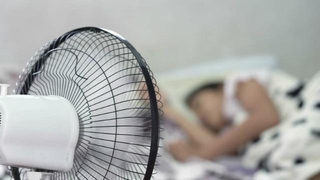 Nhiều người bị viêm hô hấp vì dùng quạt hơi nước, quạt phun sương không đúng cách. Ảnh minh hoạ.