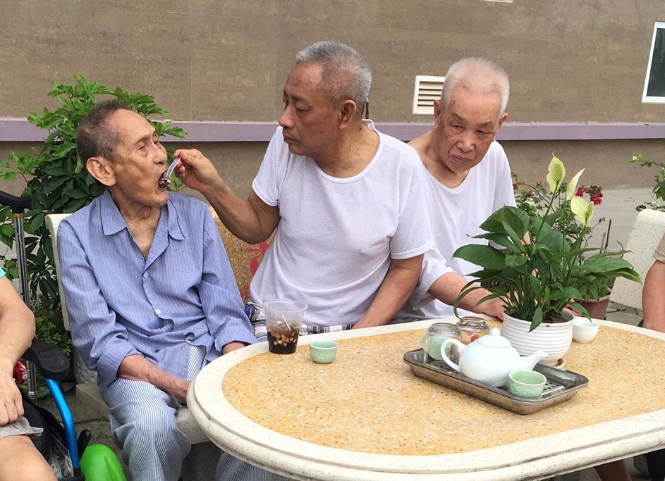 Các cụ già chăm sóc, chăm nhau ăn tại trung tâm dưỡng lão. Ảnh H.Ngân