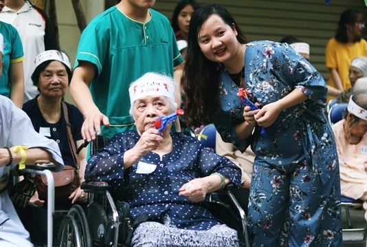 Cụ Đính dù đã 94 tuổi nhưng còn rất minh mẫn. Ảnh H.Ngân