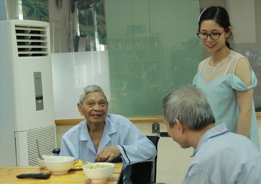 Bà Hoàng Thị Thu Ngân - Phó Giám đốc Trung tâm dưỡng lão D.H. Ảnh Vương Đông