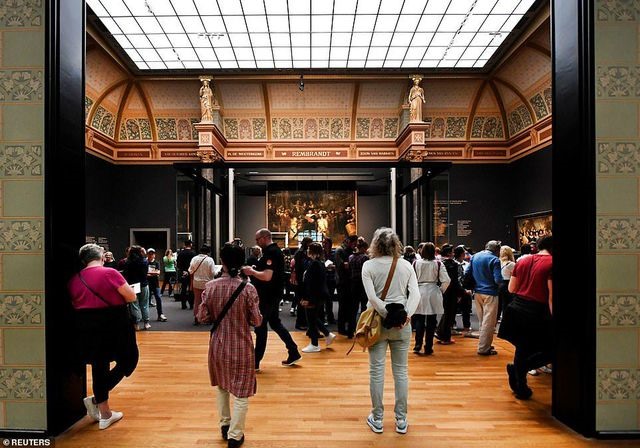 Giám đốc bảo tàng Rijksmuseum - ông Taco Dibbits (phải). Ảnh: Daily Mail.