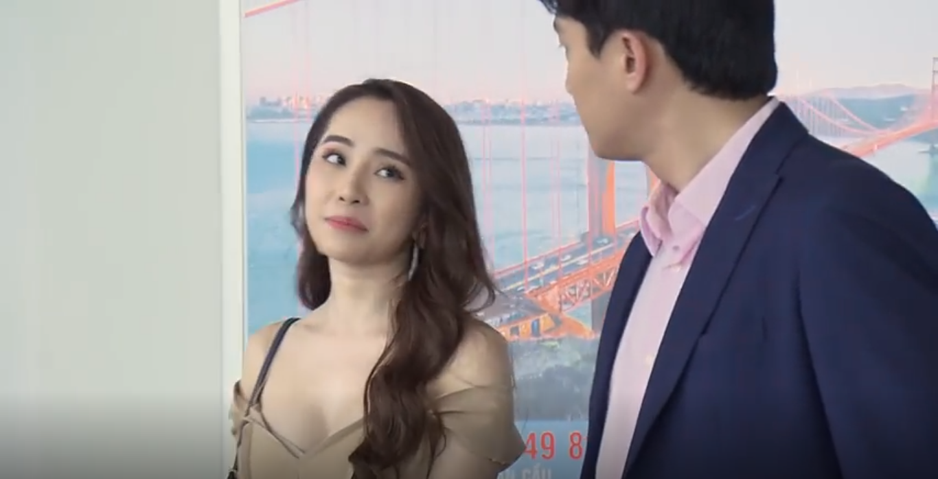 Trong lúc đó, Vũ và Nhã đang vui vẻ cạnh nhau.