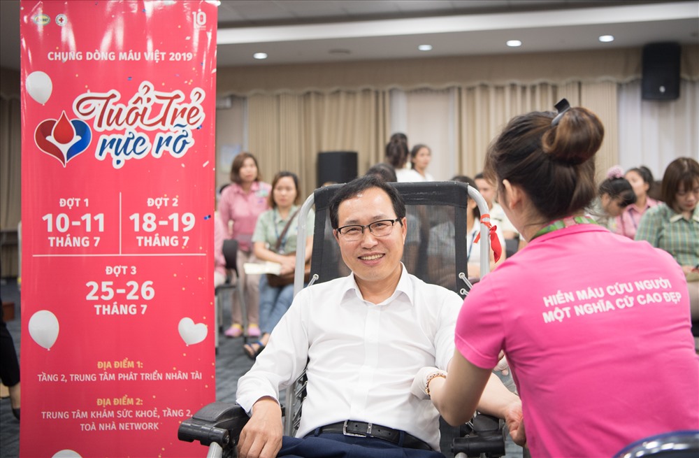 Ông Choi Joo Ho tham gia hiến máu cùng nhân viên.