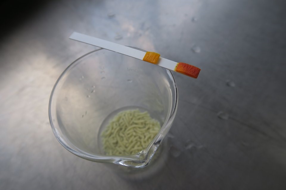 Mì sợi vàng phản ứng với mẫu test nhanh, nghi nhiễm hàn the, ảnh: Đ.H