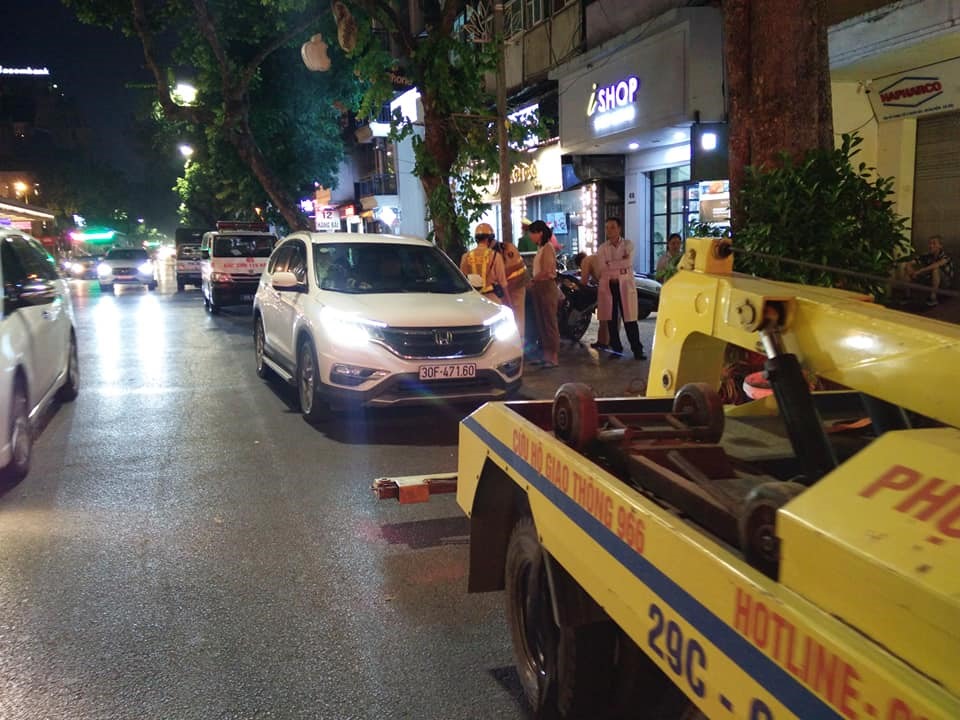 Xe cứu hộ được huy động để cẩu phương tiện. Ảnh: AT