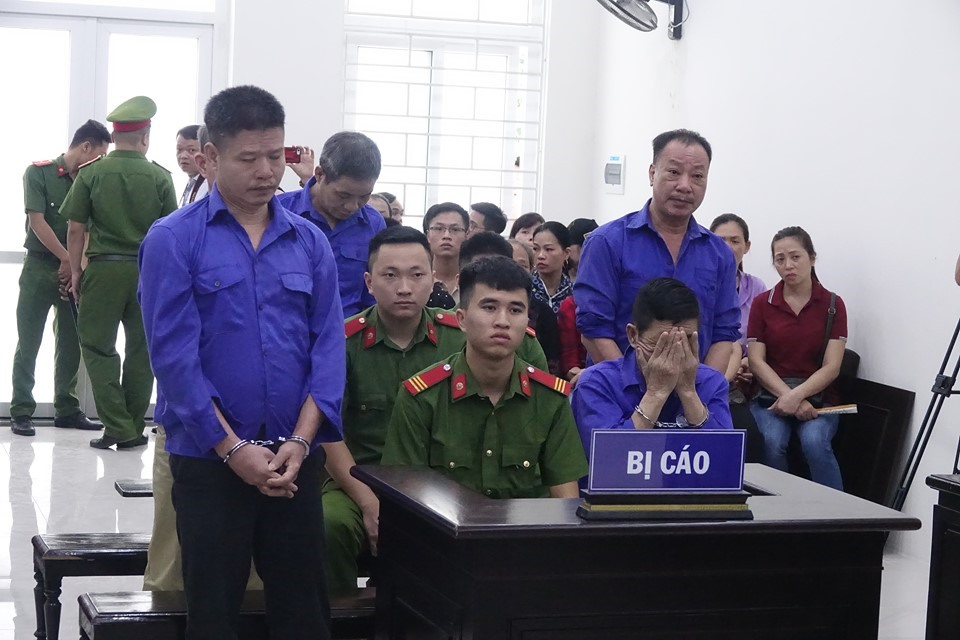 Hưng “kính” và các đồng phạm tại tòa. Ảnh: CN
