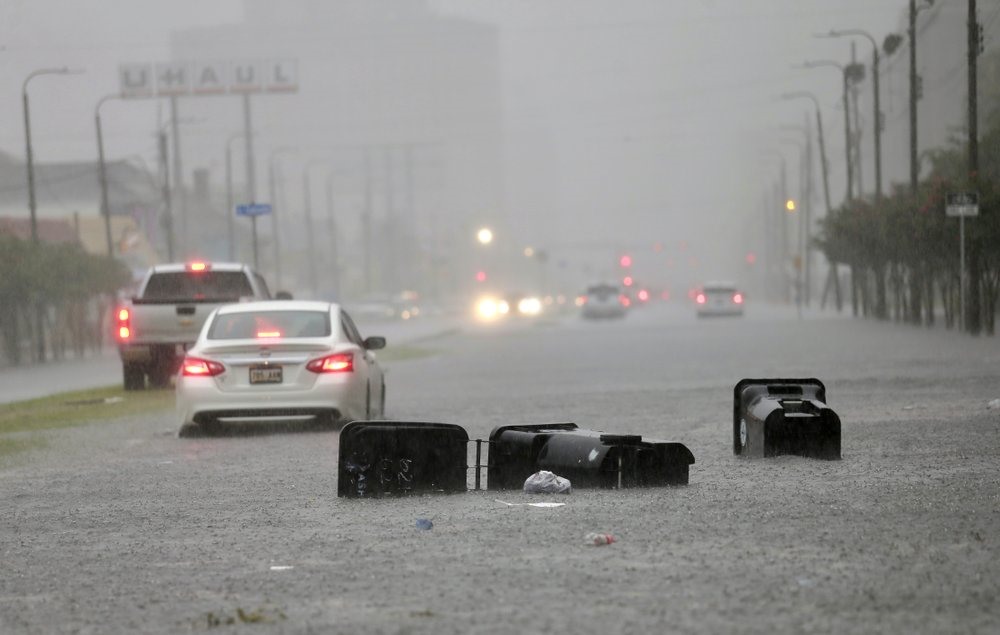 Đường phố ngập nước khi mưa lớn ở New Orleans. Ảnh: AP.
