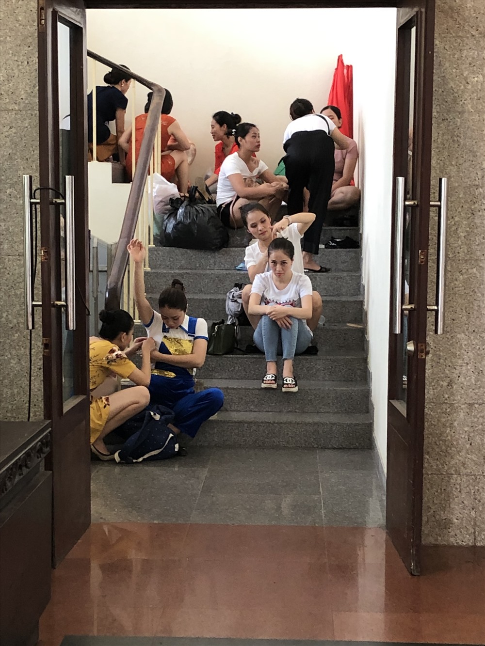 Cầu thang bộ của Cung Văn hoá hữu nghị Việt - Xô cũng là nơi để anh chị em CNVCLĐ tận dụng làm phòng hoá trang. Ảnh: H.A