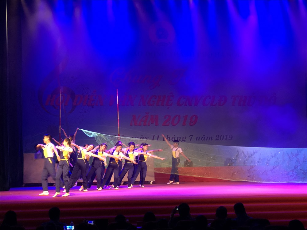 Tiết mục múa của những diễn viên không chuyên, bởi họ là những CNVCLĐ hàng ngày phải lao động, làm việc vất vả trong doanh nghiệp, công xưởng... Ảnh: H.A