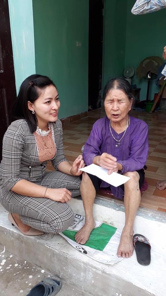 Chị Ngô Thị Lan đến thăm hỏi gia đình có hoàn cảnh thuộc diện khó khăn trong xã. Ảnh: Khuyên Lê