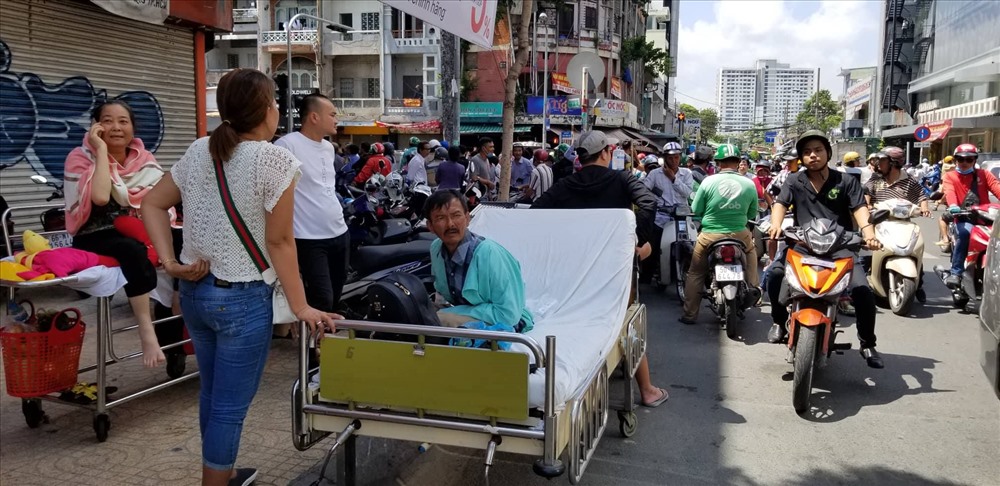 Nhiều người dân, bệnh nhân gần khu vực chung cư bị cháy được đưa ra khỏi hiện trường