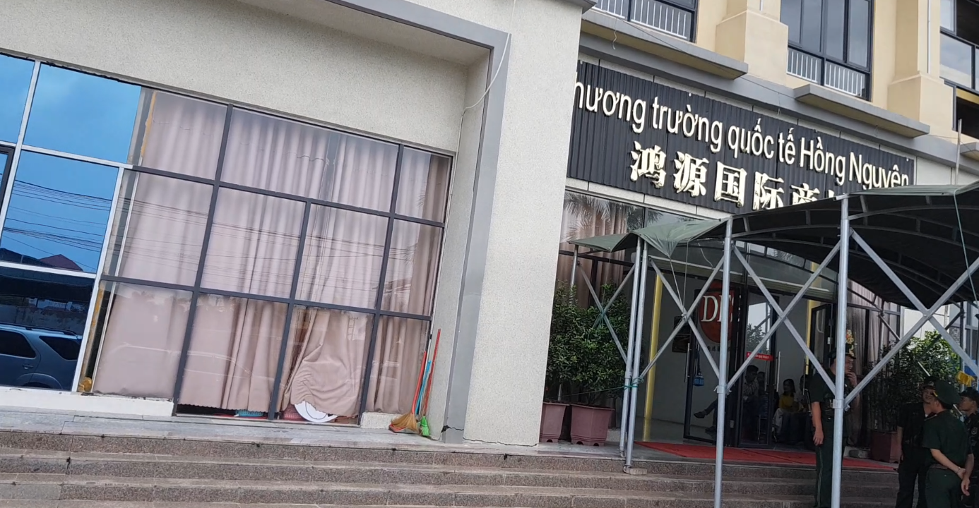 Thương trường Quốc tế Hồng Nguyên lại bày bán hàng hiệu với giá rất sát giá trị của hàng, tuy nhiên, hình ảnh kiểm tra nhiều mặt hàng tại đây vừa được các hãng xác định không phải là sản phẩm chính hãng. Ảnh: Đ.T