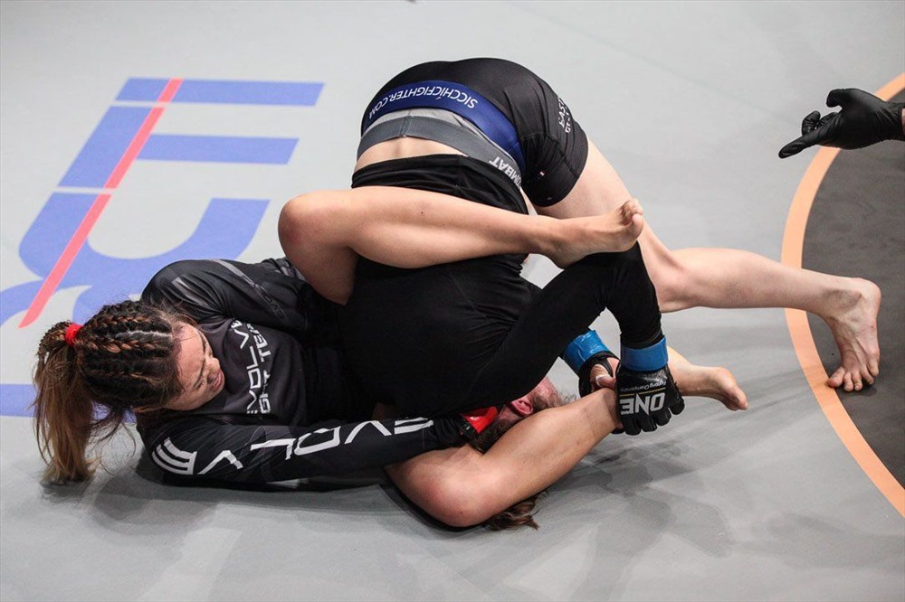 Vật khóa – kĩ năng đã giúp Angela Lee xưng vương ở ONE Championship. Ảnh: OneFc