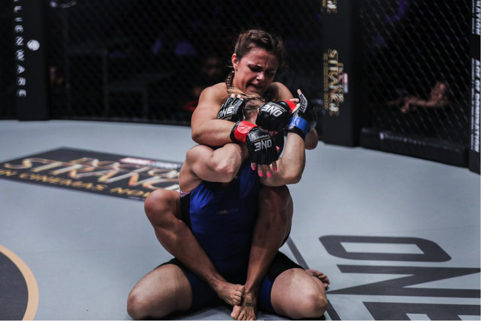 Michelle Nicolini hoàn toàn vượt trội Angela Lee về kinh nghiệm Nhu thuật. Ảnh: OneFc