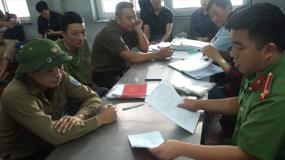 Đông đảo CNLĐ và thợ lò Cty than Uông Bí được Công an Quảng Ninh tận tình làm thủ tục căn cước công dân ngay tại nơi sản xuất. Ảnh: CAQN
