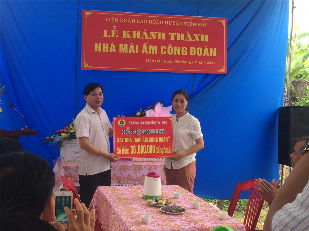 Đồng chí Trần Văn Toản – Phó Chủ tịch LĐLĐ tỉnh trao hỗ trợ kinh phí xây nhà mái ấm cho đoàn viên Trần Thị Hoan. Ảnh: B.Mạnh