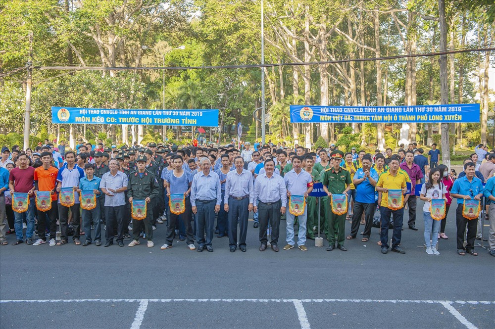 Ban tổ chức trao cờ lưu niệm cho đại diện các đoàn tham dự. Ảnh: Lục Tùng