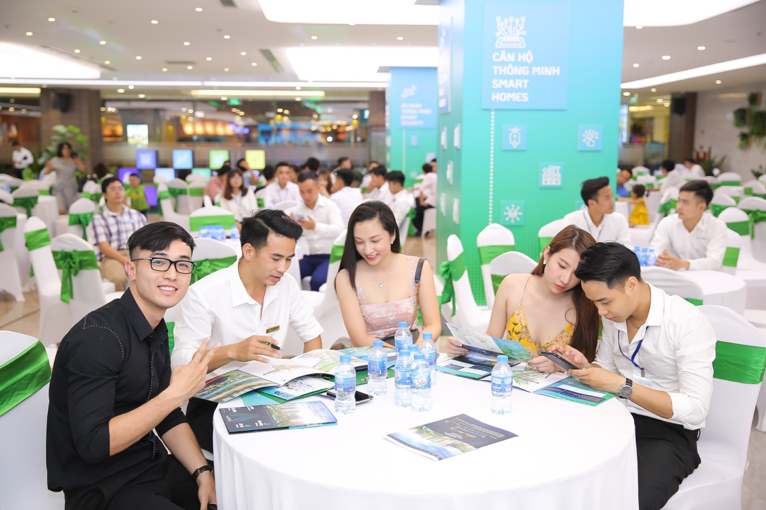 Các gia đình trẻ chăm chú theo dõi những tính năng thông minh ưu việt tại đại đô thị thông minh Vinhomes Smart City