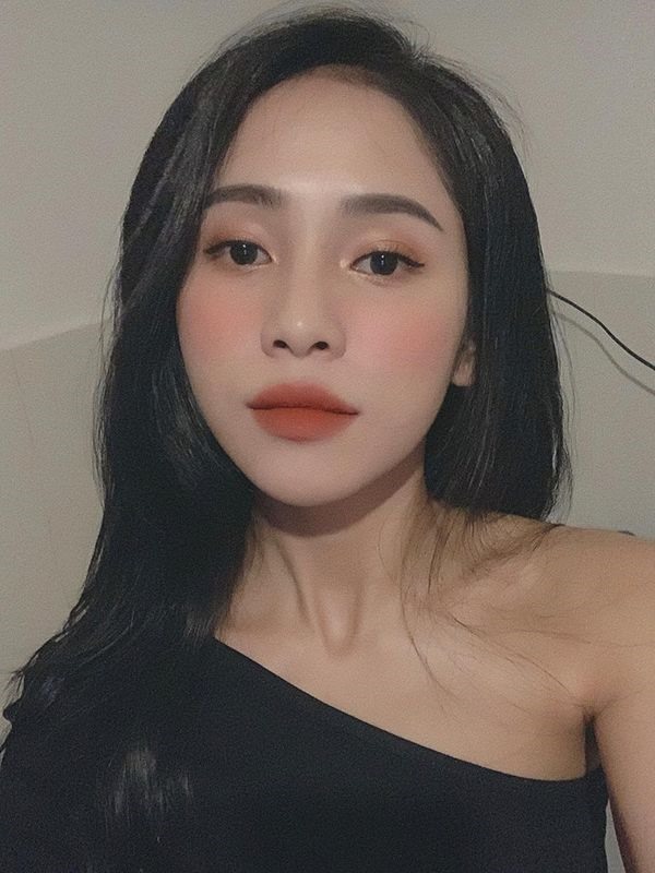 Những hình ảnh Phương Ý chia sẻ trên trang cá nhân lại khiến các fan bất ngờ bởi phong cách hiện đại, cuốn hút nhưng vẫn đầy thần thái của một “nàng thơ”.