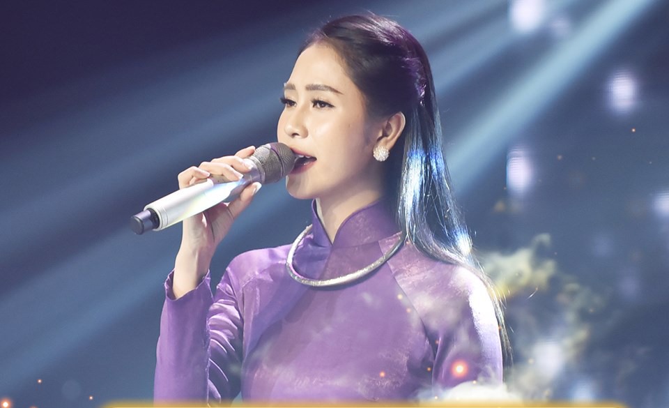 Khi diện áo dài truyền thống và thể hiện những ca khúc Bolero trên sân khấu, Phương Ý đã khiến người xem mê mẩn bởi nét đẹp mong manh, ánh mắt chất chứa xúc cảm.
