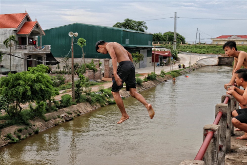 Trò chơi mạo hiểm của một số em thiếu niên khiến nhiều người rùng mình lo sợ.