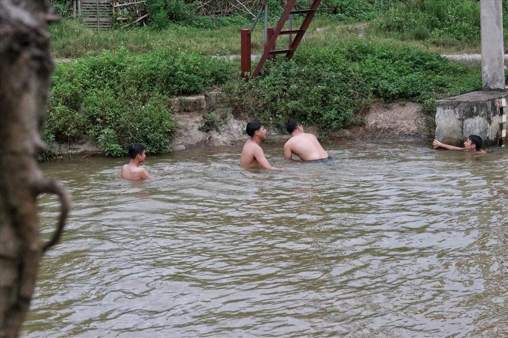 Nhiều em nhỏ không được trang bị phao khi bơi lội.
