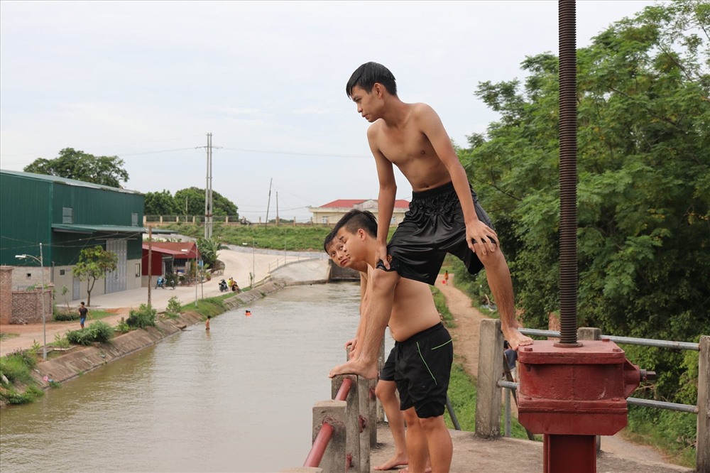Trò chơi mạo hiểm của một số em thiếu niên khiến nhiều người rùng mình lo sợ.