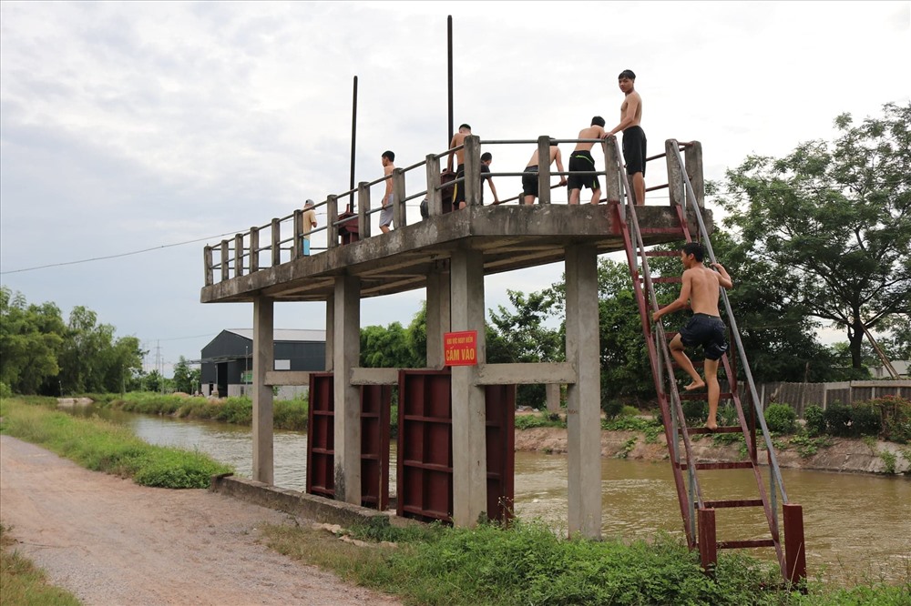 Mặc dù đã có biển cảnh báo nguy hiểm nhưng lượng người lên cầu tắm kênh ngày một đông hơn.
