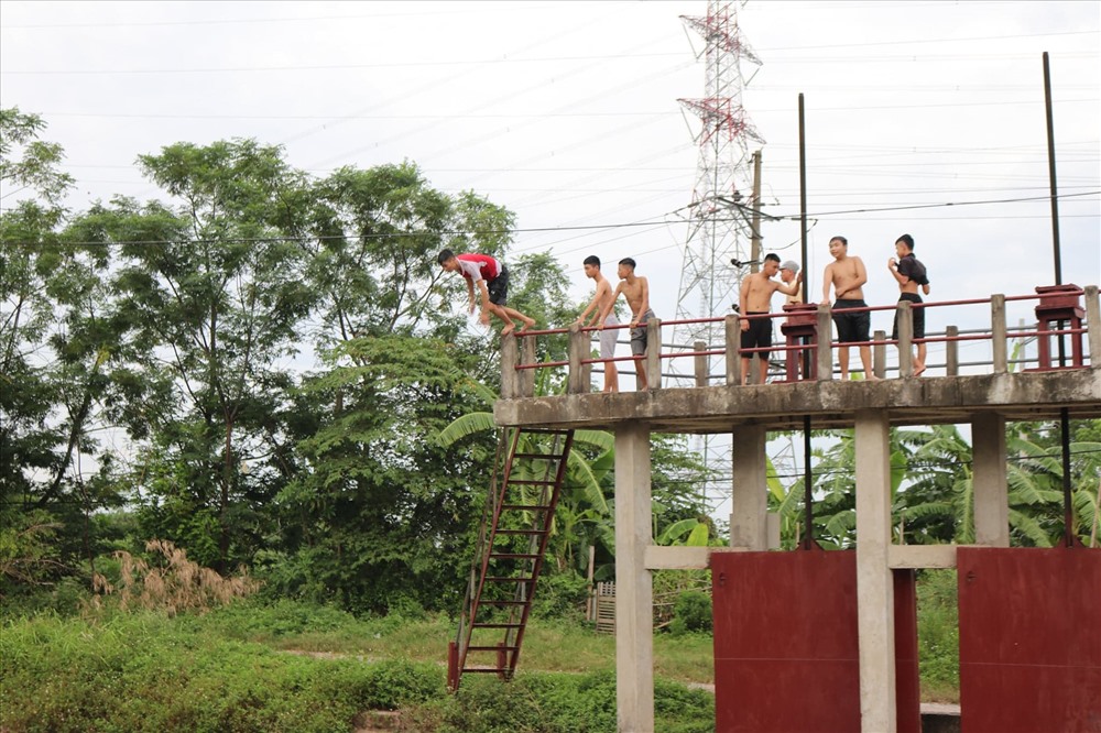 Vào mỗi buổi chiều, khu vực ven kênh nước lại tấp nập người đến tắm.