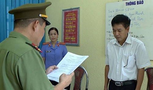 Bị can Trần Xuân Yến - cựu PGĐ Sở GD-ĐT Sơn La lúc bị khởi tố.