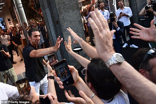 Buffon trở về nhà trong vòng tay người hâm mộ. Ảnh: Getty.