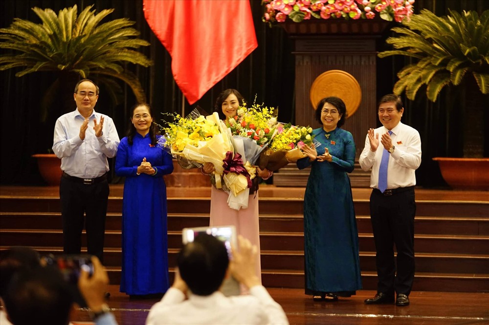 Tân phó chủ tịch HĐND TPHCM Phan Thị Thắng nhận hoa chúc mừng từ lãnh đạo TPHCM. Ảnh: M.Q