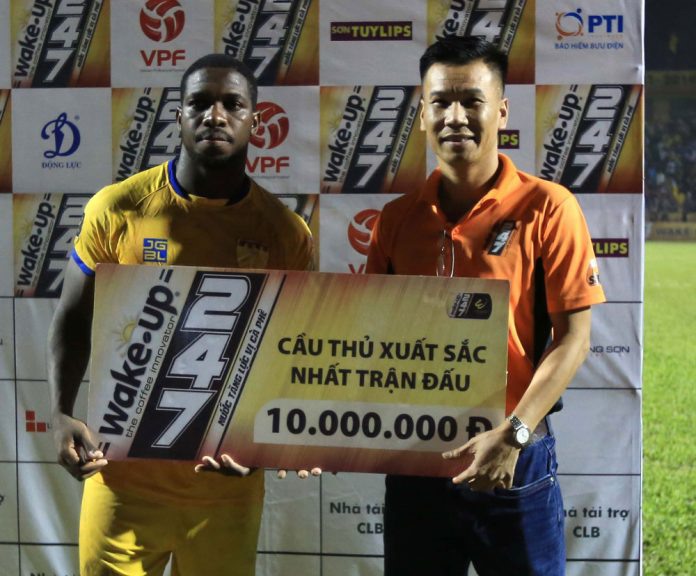 Tiền đạo Rimario nhận danh hiệu cầu thủ xuất sắc nhất trận đấu với cú đúp bàn thắng. Ảnh: VPF