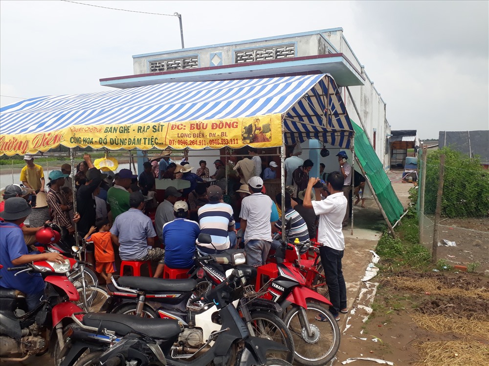 Cô Hon trở về nhà sau 22 năm lưu lạc tận Trung Quốc trong niềm vui của xóm giếng (ảnh Nhật Hồ)