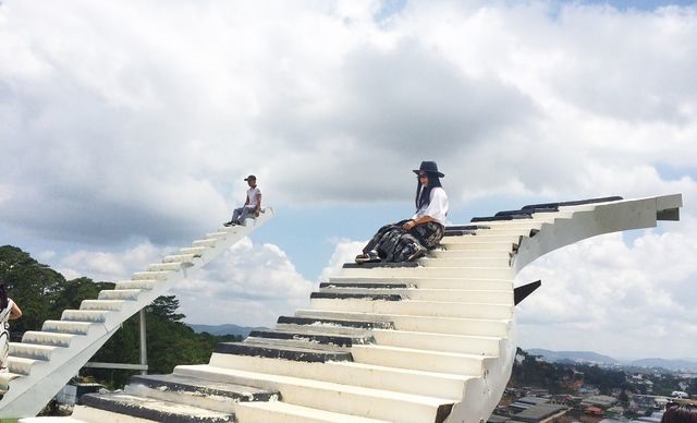 Công trình thu hút rất đông khách du lịch đến đây hàng ngày.